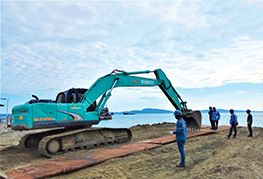 excavator laying steel plates on the beach - CEA Project Logistics Myanmar Power Plant demobilisation