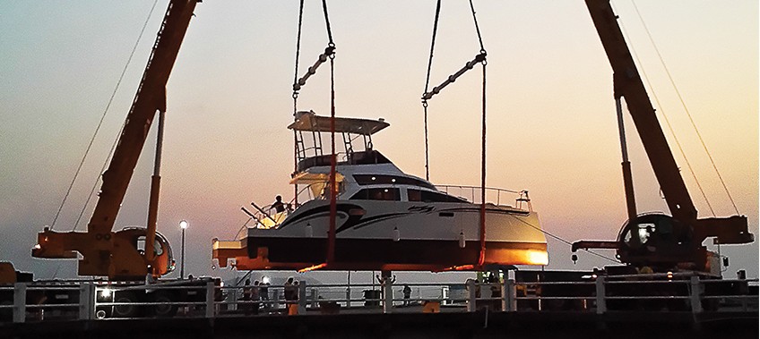 CEA perform a Heavy Lift of a catamaran at ocean marina with 2 cranes