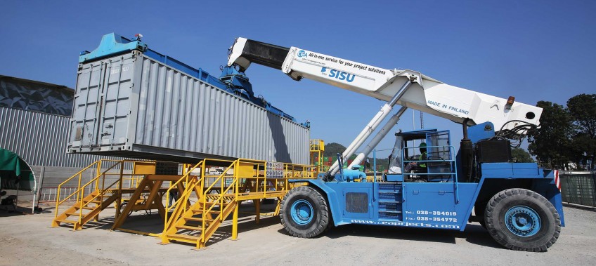 Reach Stacker loading a container onto the wash bay