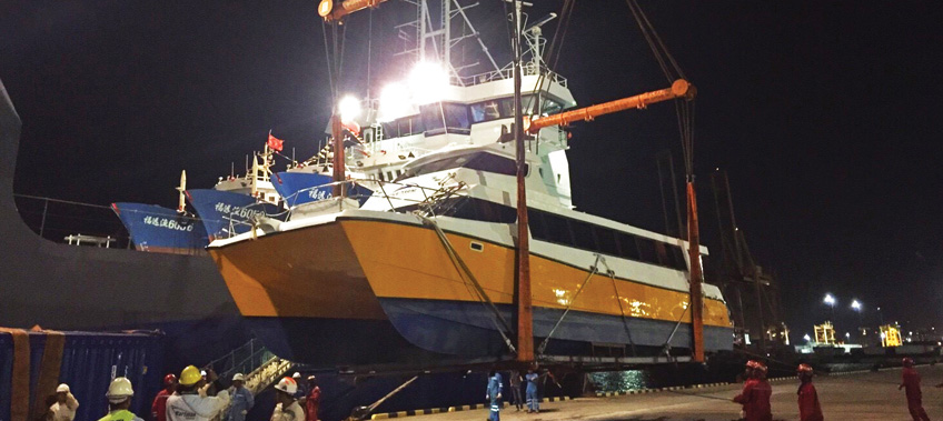 Catamaran at Laem Chabang Port being lifted on to the vessel - CEA Logistics Transport and export project