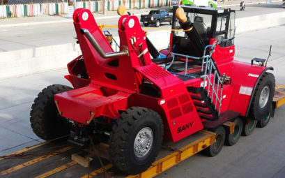 Red Reach stacker in transit - Transportation to Laem Chabang - CEA Project Logistics